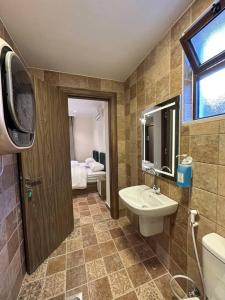 uma casa de banho com um lavatório, um WC e um espelho. em 3/ Antica jabalal-lwebdeh em Amã
