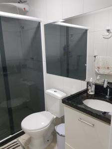uma casa de banho com um WC, um lavatório e um chuveiro em Apartamento super novo, ótima localização na praia do Recreio! no Rio de Janeiro