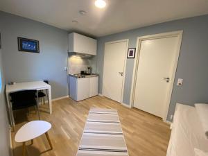 ein kleines Apartment mit einem Tisch und einer Küche in der Unterkunft Your Dream Studio in Bergen in Bergen