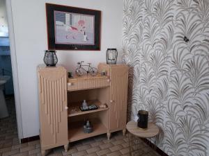 um quarto com dois armários de madeira e uma parede em Villa Récompense Côte Atlantique n3 em Soulac-sur-Mer