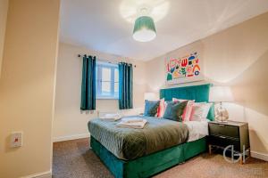 a bedroom with a green bed and a window at Guest Homes - Blackthorn Retreat in Red Lodge