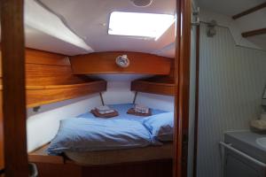 a small room with a bed and a window at Bed on board in Palermo