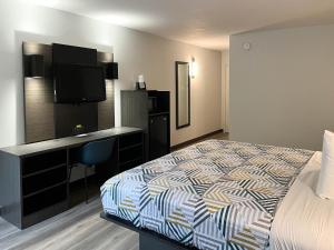 Tempat tidur dalam kamar di Motel 6 Nacogdoches TX SFA University
