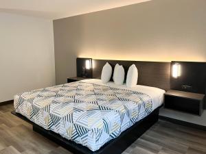 Tempat tidur dalam kamar di Motel 6 Nacogdoches TX SFA University