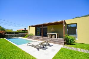 ein Haus mit einem Pool und einer Terrasse in der Unterkunft Villa 292 in Caminha