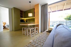 Zimmer mit einer Küche mit einem Tisch und einem großen Fenster in der Unterkunft Villa 292 in Caminha