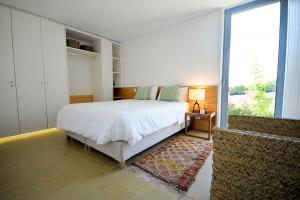 Un dormitorio con una cama y una ventana grande. en Villa 292, en Caminha 12 fotos más