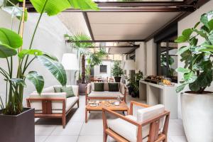 uma sala de estar exterior com plantas e uma mesa em Worldhotel Cristoforo Colombo em Milão