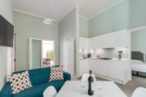 フィレンツェにあるApartments Florence-Taddea Terraceのリビングルーム(青いソファ付)、キッチン