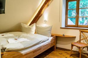 - une chambre avec un lit doté de draps blancs et une fenêtre dans l'établissement Ferienwohnung mit Sauna „Eschblick“, à Versmold
