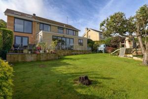 una casa con césped delante en Fabulous House in Bath w/parking, en Bath