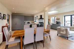 cocina y comedor con mesa de madera y sillas en Fabulous House in Bath w/parking, en Bath