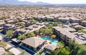 een luchtzicht op een resort met een zwembad bij 5 Star Resort Living Grayhawk Scottsdale in Scottsdale