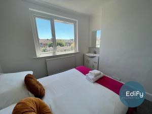 a bedroom with a large white bed with a window at 2 Br Flat Free Parking Great Location in Southampton