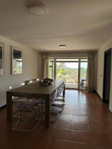 comedor con mesa de madera y sillas en Chalet con piscina en Torrelodones en Torrelodones