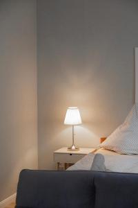 um quarto com uma cama com um candeeiro sobre uma mesa em Neu möbliertes 1 - Zimmerapartment mitten in der Natur em Neu Gaarz