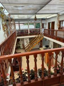 Elle offre une vue sur un grand bâtiment avec des escaliers en bois. dans l'établissement Hotel La Candelaria, à Ráquira
