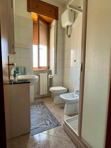 a bathroom with a toilet and a sink at La Panchina sul Corso in Grassano