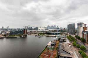 Blick auf einen Fluss in einer Stadt mit Gebäuden in der Unterkunft Premium Apartments By Excel in London