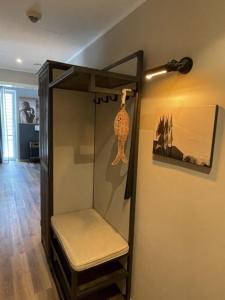 une armoire en verre avec un banc dans une pièce dans l'établissement 4Hafenzeiten - Ferienwohnung NIE 8 Albatros, à Niendorf