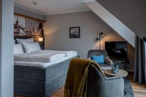 une chambre d'hôtel avec un lit et une chaise dans l'établissement 4Hafenzeiten - Ferienwohnung NIE 10 Gertrud II, à Niendorf