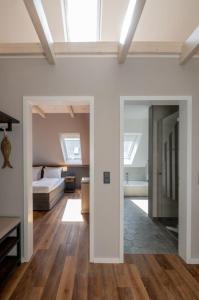 uma sala de estar em plano aberto com uma cama e um tecto em 4Hafenzeiten - Ferienwohnung NIE 11 Hamburg em Timmendorfer Strand