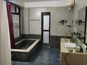 Sal Woods في دهرادون: حمام مع حوض استحمام ومغسلة وحوض استحمام