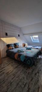 een slaapkamer met een groot bed in een kamer bij Gîte du Rocher des Commères in Sirod