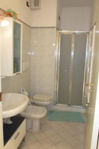 une salle de bain avec toilettes, douche et lavabo dans l'établissement Centro città con le comodità, à Livourne