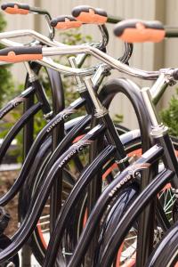 eine Reihe schwarzer Fahrräder, die nebeneinander geparkt sind in der Unterkunft Meeting House in Falls Church