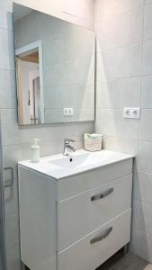 コルドバにあるLa Casa de la Murallaのバスルーム(白い洗面台、鏡付)