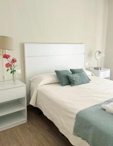 コルドバにあるLa Casa de la Murallaの白いベッドルーム(大型ベッド1台、枕2つ付)