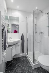 ein Bad mit einer Dusche, einem WC und einem Waschbecken in der Unterkunft Haus Bielefeld Ferienwohnung 29 in Norderney
