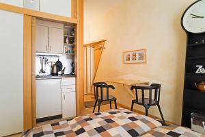 ein Zimmer mit 2 Stühlen und eine Küche mit einem Tisch in der Unterkunft Haus Bielefeld Appartement 24 in Norderney