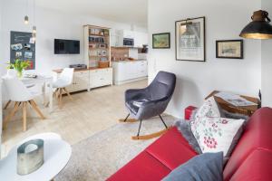 uma sala de estar com um sofá vermelho e uma mesa em Haus Bielefeld Ferienwohnung 20 em Norderney