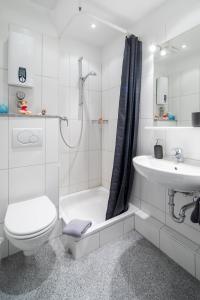 La salle de bains est pourvue d'une douche, de toilettes et d'un lavabo. dans l'établissement Haus Bielefeld Ferienwohnung 14, à Norderney
