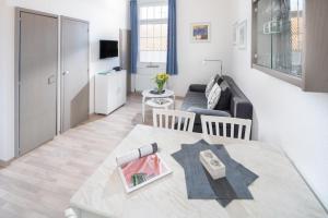 ein Wohnzimmer mit einem Tisch und einem Sofa in der Unterkunft Haus Bielefeld Ferienwohnung 13 in Norderney