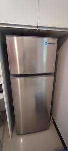 un frigorifero in acciaio inossidabile in cucina di Tranquilidad y descanso al Instante, Rincón Vivaldi a Santa Cruz de la Sierra