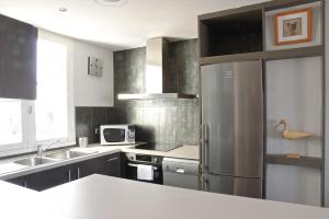 ボルドーにあるGrand Lebrun - Appartement 3 chambres avec ascenseur - Caudéranのキッチン(ステンレス製の冷蔵庫、電子レンジ付)