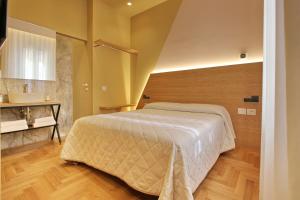 um quarto com uma cama grande e um lavatório em Dreaming Rome Suites em Roma