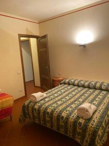 um quarto com uma cama com duas toalhas em 2 bedrooms apartement with shared pool garden and wifi at Montecarlo em Montecarlo