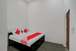 Una cama o camas en una habitación de SPOT ON 81130 HOTEL GREEN
