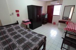 1 dormitorio con 1 cama y puerta roja en RTW Residence 557, en Bang O