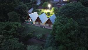 una vista sul tetto di una casa nella foresta di Chalés Magia das Águas ad Águas de Lindóia