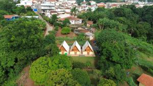 una vista aerea di una casa in un villaggio di Chalés Magia das Águas ad Águas de Lindóia
