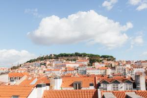 vista su una città con tetti rossi di Art Legacy Hotel Baixa-Chiado a Lisbona