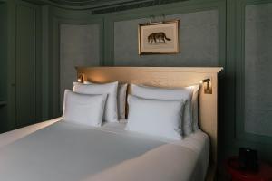 Postel nebo postele na pokoji v ubytování Art Legacy Hotel Baixa-Chiado
