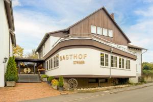 una vista exterior del edificio Easttipop Warner en Landhotel Steiner, en Großheirath