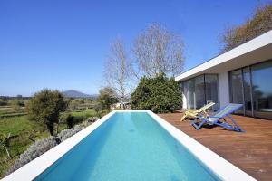 una piscina en el patio trasero de una casa en Villa 297, en Caminha