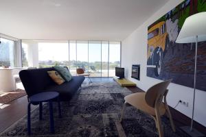 ein Wohnzimmer mit Sofa und Fernseher in der Unterkunft Villa 297 in Prado